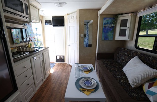 Mahone Bay Casa | Pebble Oceanside RV Retreat – Waterfront Hot Tub & Deck