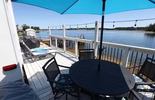 Mahone Bay Casa | Pebble Oceanside RV Retreat – Waterfront Hot Tub & Deck