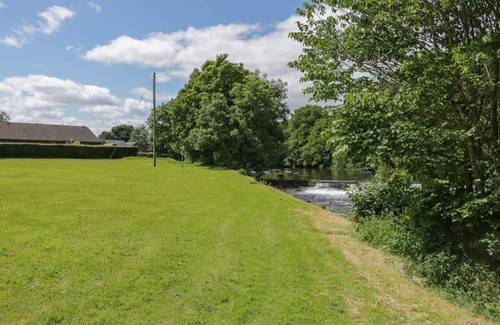 Eamont Bridge Cabaña | PEBBLE PATH AT EAMONT PARK in Penrith
