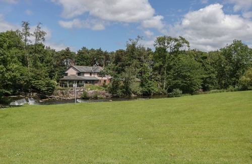 Eamont Bridge Cabaña | PEBBLE PATH AT EAMONT PARK in Penrith