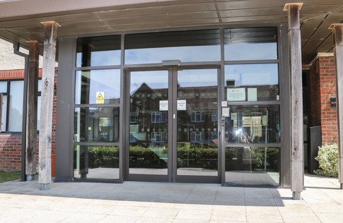 Littlehampton Cabaña | PEBBLE PATH AT MARINE COURT, family friendly in Littlehampton