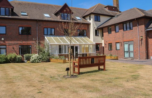 Littlehampton Cabaña | PEBBLE PATH AT MARINE COURT, family friendly in Littlehampton