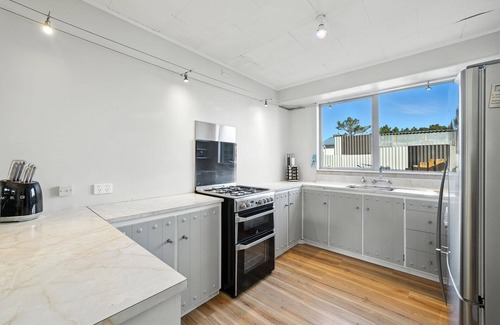 Birdlings Flat Casa | Pebble Shore Haven - Little River Holiday Home