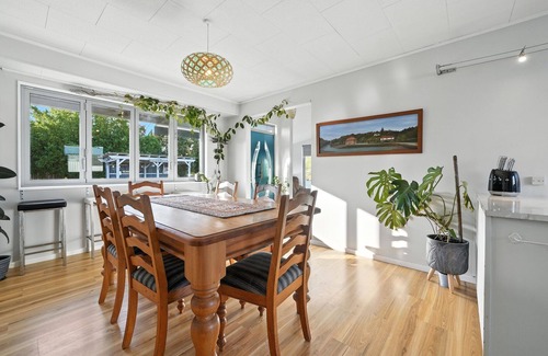 Birdlings Flat Casa | Pebble Shore Haven - Little River Holiday Home