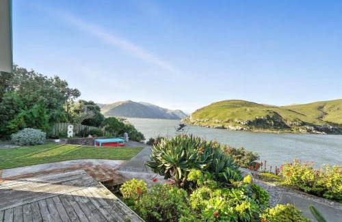 Birdlings Flat Casa | Pebble Shore Haven - Little River Holiday Home