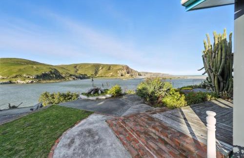 Birdlings Flat Casa | Pebble Shore Haven - Little River Holiday Home