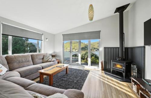 Birdlings Flat Casa | Pebble Shore Haven - Little River Holiday Home
