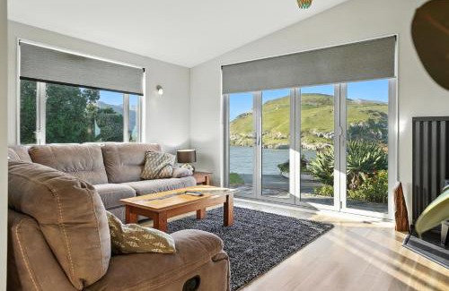 Birdlings Flat Casa | Pebble Shore Haven - Little River Holiday Home