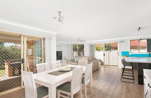 Fingal Bay Casa | Pebbles By The Beach 1 home away from home