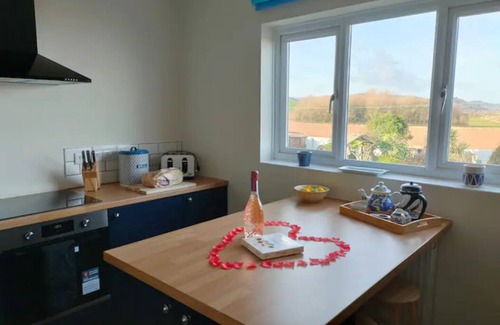 Blue Anchor Apartamento | Pebbles Reach, 2 Bed Sea view apartment & hot tub