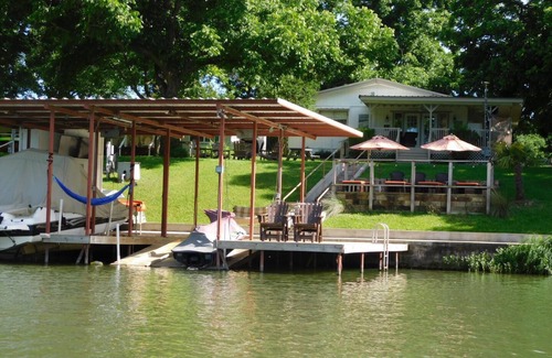 Burnet Casa | Casa de pacana ubicada en el lago LBJ. ¡Aguas abiertas, hermoso patio, pecanas sombreadas!