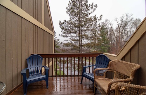 Clymer Condominio | Peek & Peak slope side Chalet, close to golf too!