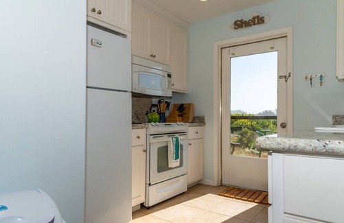 Moss Landing Condominio | Pelican 54: Relax with an ocean view.