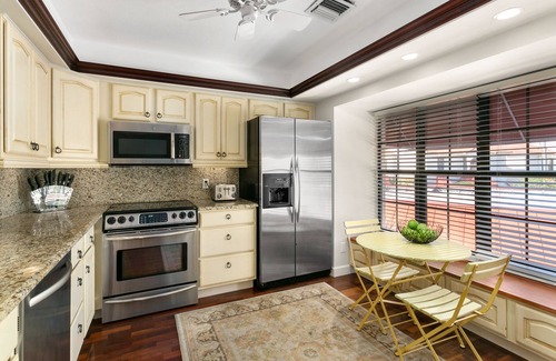 Pelican Bay Condominio | Pelican Bay 2-bedroom condo available from March.