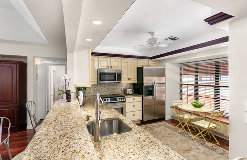 Pelican Bay Condominio | Pelican Bay 2-bedroom condo available from March.