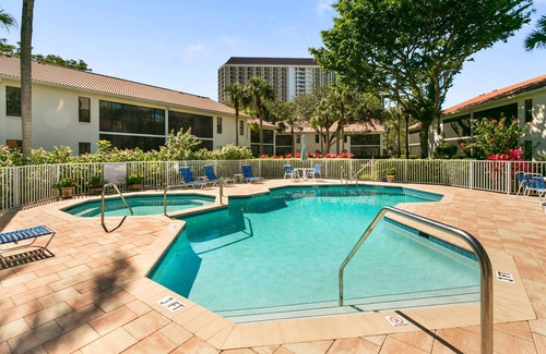 Pelican Bay Condominio | Pelican Bay 2-bedroom condo available from March.