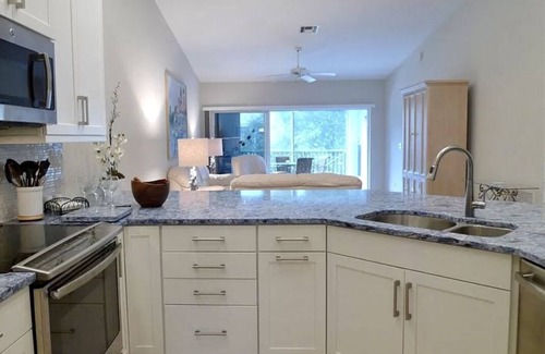 Pelican Bay Condominio | Pelican Bay 3-bedroom condo in lovely Naples with AC, WiFi pool beach amenities