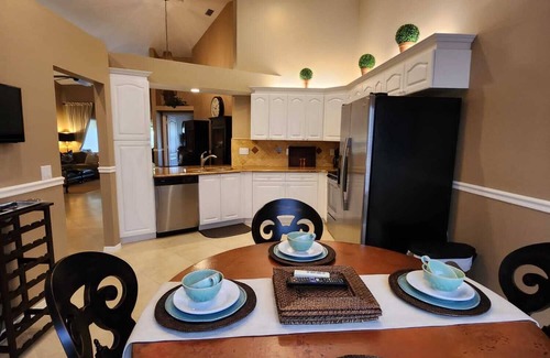 Pelican Bay Condominio | PELICAN BAY, Beautiful and Comfortable 2 Bedroom Condo w/ PB Amenities Included
