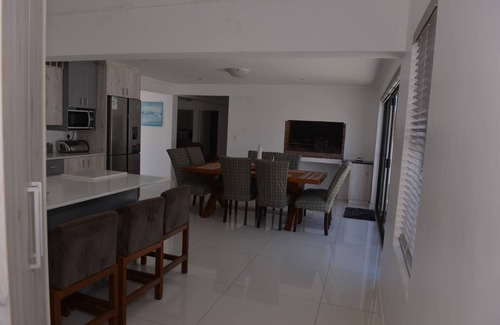 Langebaan Casa | Pelican Cove es una moderna casa de vacaciones de 4 dormitorios en Langebaan con vistas al mar.