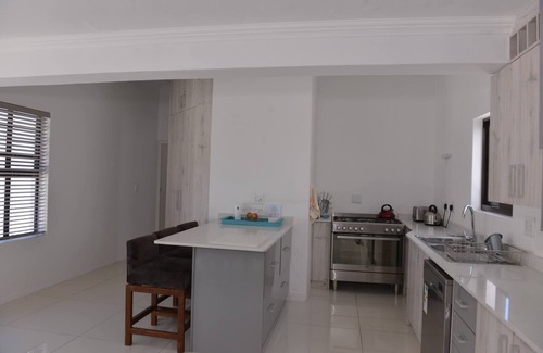 Langebaan Casa | Pelican Cove es una moderna casa de vacaciones de 4 dormitorios en Langebaan con vistas al mar.