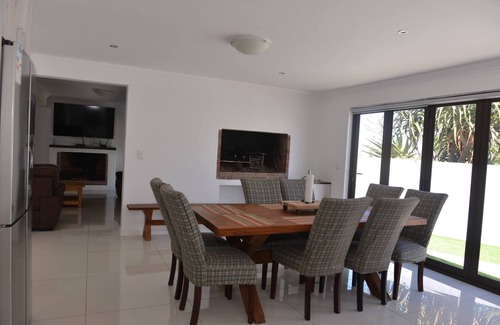 Langebaan Casa | Pelican Cove es una moderna casa de vacaciones de 4 dormitorios en Langebaan con vistas al mar.