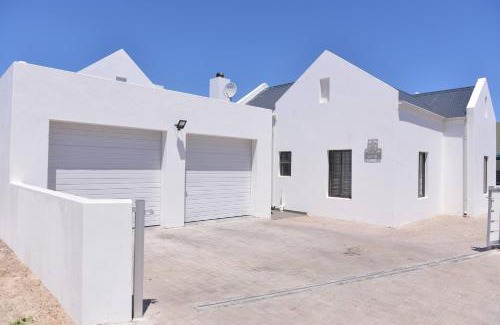 Langebaan Casa | Pelican Cove is a Modern 4-Bedroom Holiday Home in Langebaan with some Sea Views