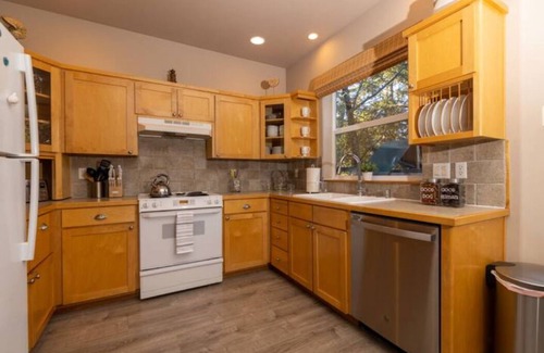 Manzanita Casa | Pelican Haus Sleeps 10, steps from the Ocean! Cozy, Fun, & Close to Everything!