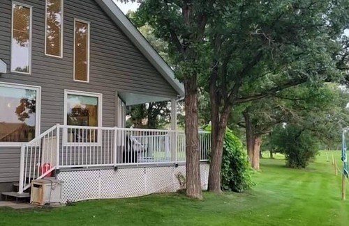 Belmont Cabina | Pelican Lake Fish & Golf Get-Away, Beautiful Pleasant Valley Home