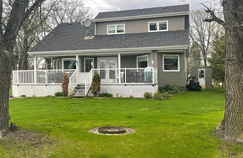 Belmont Cabina | Pelican Lake Fish & Golf Get-Away, Beautiful Pleasant Valley Home
