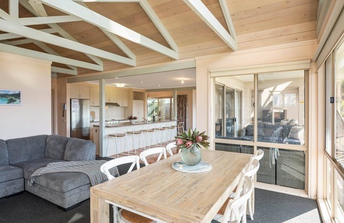 Merimbula Cabina | Pelican Lake House - 4 bedroom pet friendly