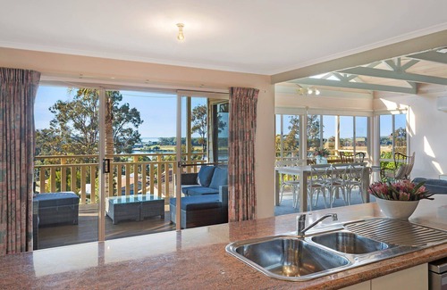Merimbula Cabina | Pelican Lake House - 4 bedroom pet friendly