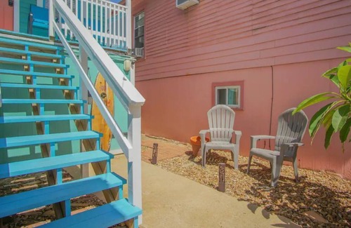 San Jacinto Cabaña | Pelican Paradise! Cozy cottage - walk to the beach, 12 P.M. Check-Out!