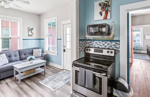 San Jacinto Cabaña | Pelican Paradise! Cozy cottage - walk to the beach, 12 P.M. Check-Out!
