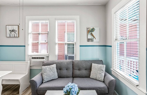 San Jacinto Cabaña | Pelican Paradise! Cozy cottage - walk to the beach, 12 P.M. Check-Out!