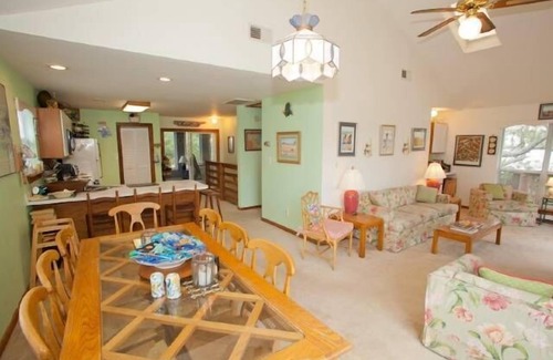 Northeast Virginia Beach Condominio | Pelican Perch (Rear Unit)