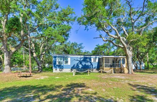 Harkers Island Casa | Pelican Place Coastal Cottage Walk to Back Sound