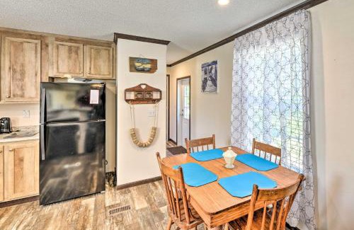 Harkers Island Casa | Pelican Place Coastal Cottage Walk to Back Sound