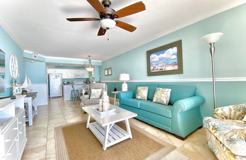 Holiday Beach Condominio | Pelican Walk 504- Free Beach Chairs Gulf Front!