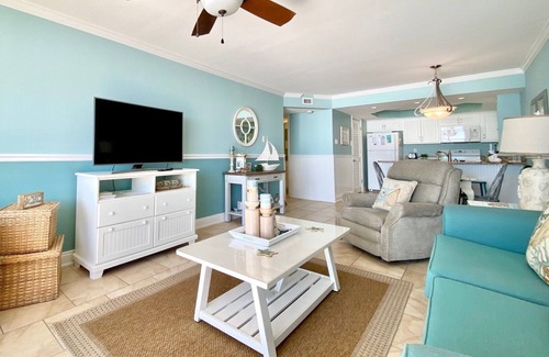 Holiday Beach Condominio | Pelican Walk 504- Free Beach Chairs Gulf Front!