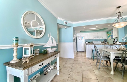 Holiday Beach Condominio | Pelican Walk 504- Free Beach Chairs Gulf Front!