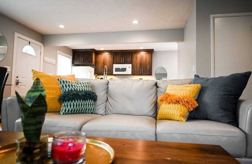Lincoln Casa | Peloton House Luxury |Peloton Bike| Large Hot Tub