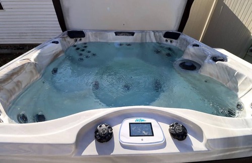 Lincoln Casa | Peloton House Luxury |Peloton Bike| Large Hot Tub