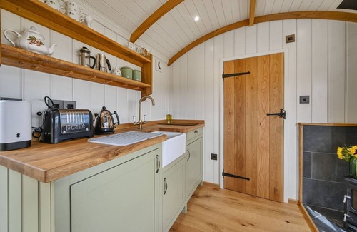 Rye Cabina | Pelsham View - sleeps 2 guests in 1 bedroom