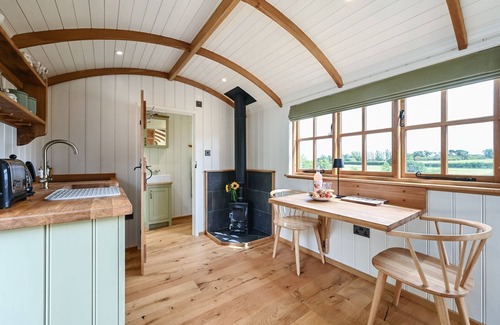 Rye Cabina | Pelsham View - sleeps 2 guests in 1 bedroom