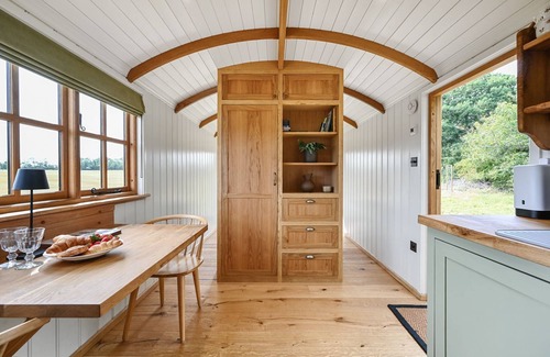 Rye Cabina | Pelsham View - sleeps 2 guests in 1 bedroom