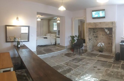Burnley Casa | Pemberton - Suite in Canalside Guesthouse