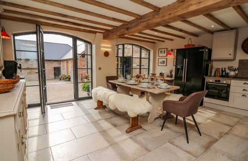 Brecon Cabaña | PEN BONT HOME FARM, pet friendly, with open fire in Builth Wells