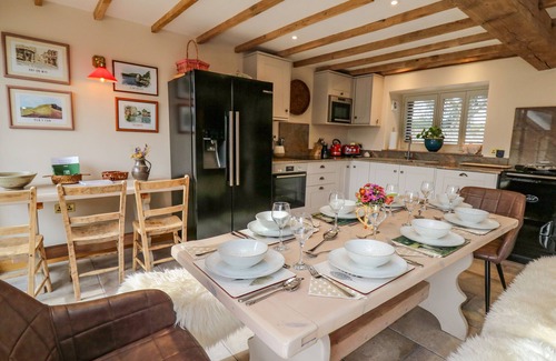 Brecon Cabaña | PEN BONT HOME FARM, pet friendly, with open fire in Builth Wells