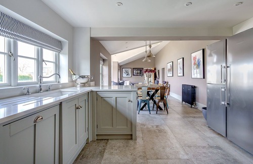 Abersoch Cabaña | Pen y Bryn - a cottage that sleeps 10 guests in 5 bedrooms