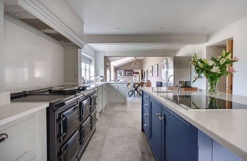 Abersoch Cabaña | Pen y Bryn - a cottage that sleeps 10 guests in 5 bedrooms
